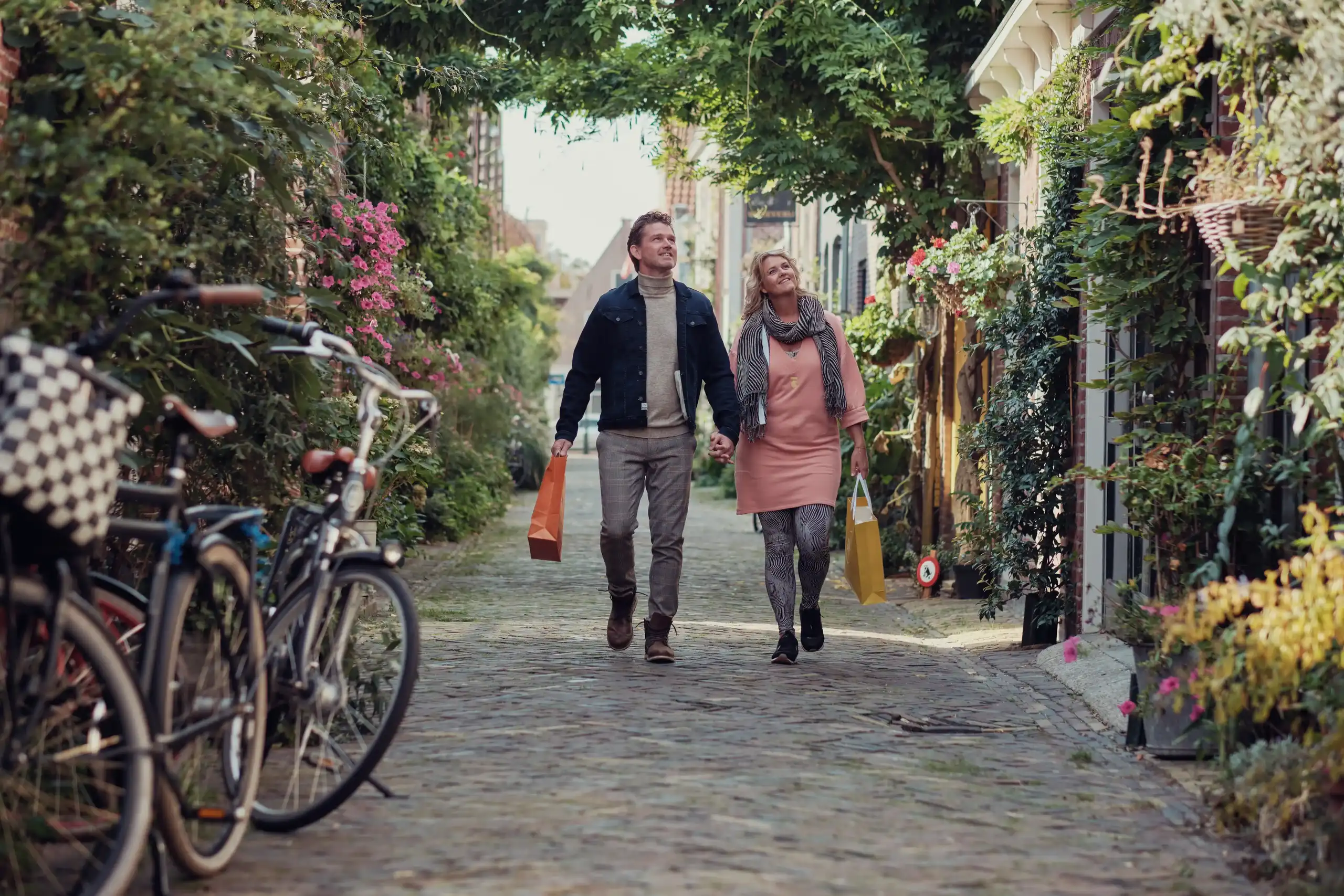 Wandelend stel door prachtstraatje Alkmaar